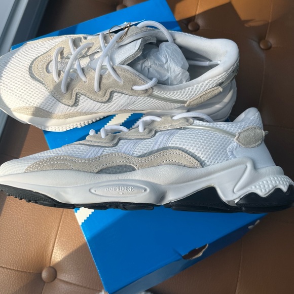 Adidas Ozweego size 8 women (6.5 men) - Picture 2 of 2